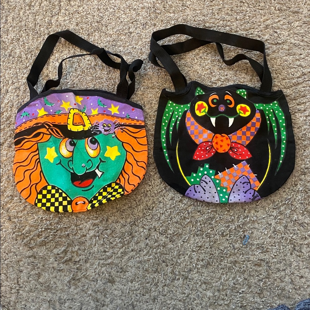 2 vintage B&D Halloween Trick or Treat cloth bags
Glow in the dark